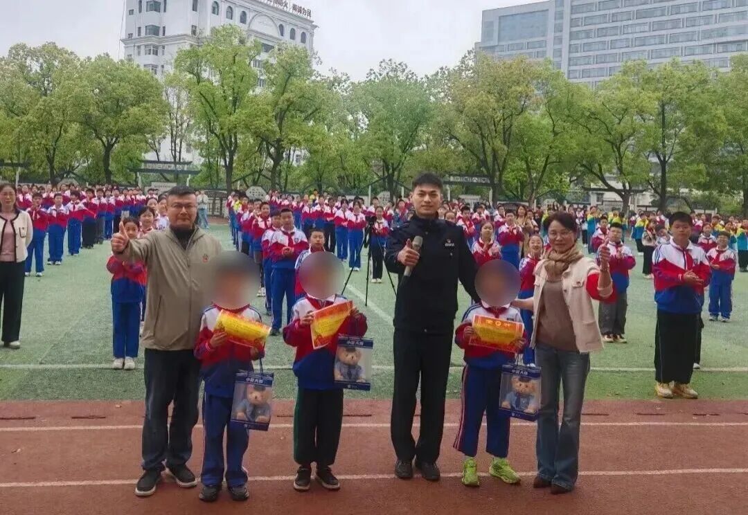 小学生“教科书式”举报，民警却送“黄冈密卷”？