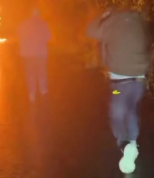 云南一高速突发车祸！两男子火海救人，刚转移伤者车就炸了……