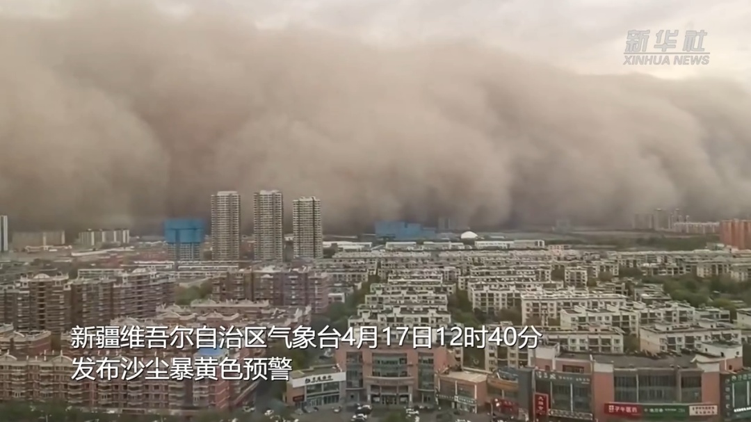 新疆多地遭遇强沙尘暴，数十米高沙墙扑面而来，“天瞬间就黑了”，多趟列车受影响晚点或停运