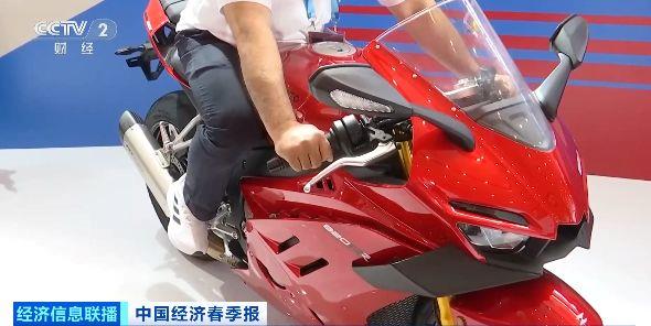 从赛道冠军到外贸新星 张雪机车广交会“圈粉”全球客商