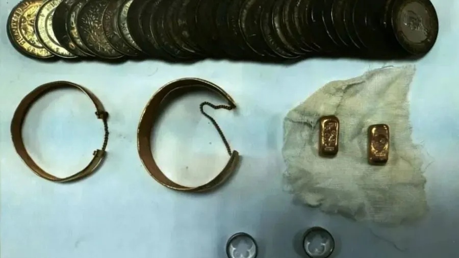 上海女子清空一只老式古董樟木箱时傻眼，里面的银元金条金项链都没了