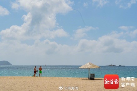 两名外国游客海中遇险，三亚救生员火速施救