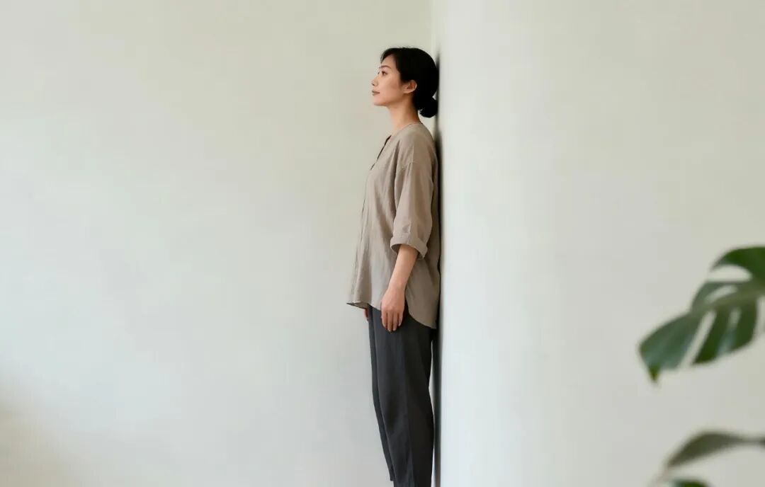 长期低头的人，身体正在经历什么？医生：坚持抬头，5大好处不请自来