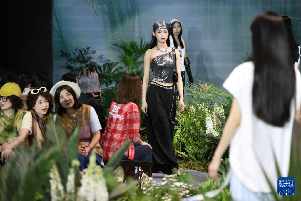 第二十八届海峡两岸纺织服装博览会在福建石狮开幕