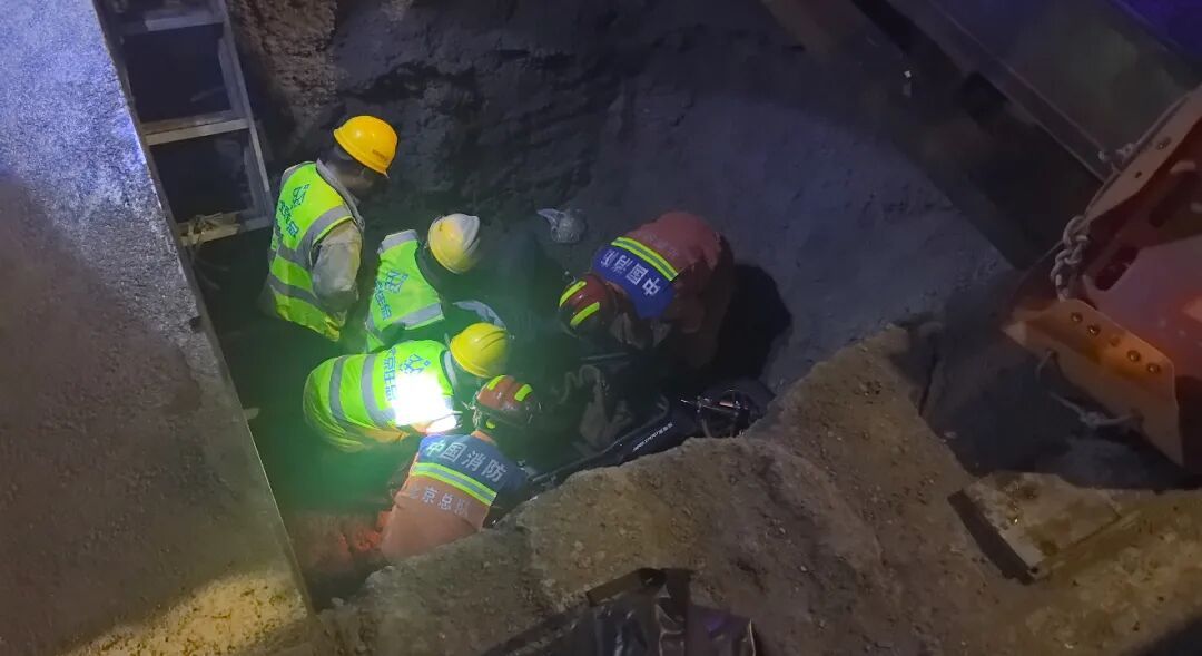 一男子夜骑掉入三米深坑，北京消防紧急救援