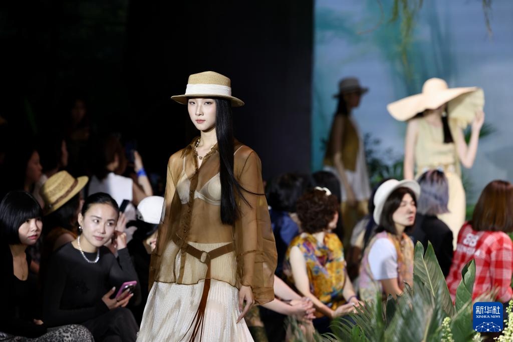 第二十八届海峡两岸纺织服装博览会在福建石狮开幕