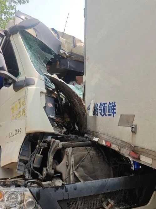 武汉三环线突发！司机满脸是血，被卡车内动弹不得，快递小哥猛地踹开车窗玻璃……