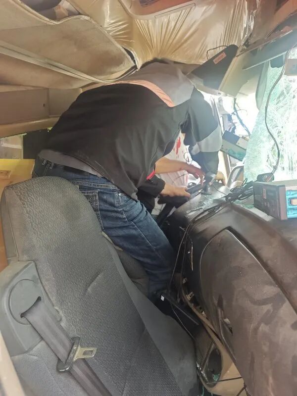 武汉三环线突发！司机满脸是血，被卡车内动弹不得，快递小哥猛地踹开车窗玻璃……