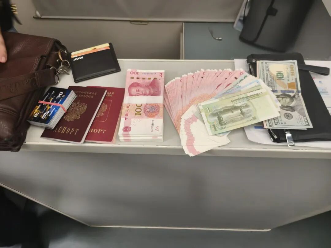 谁的包？T297次列车一翻，工作人员都愣住了！