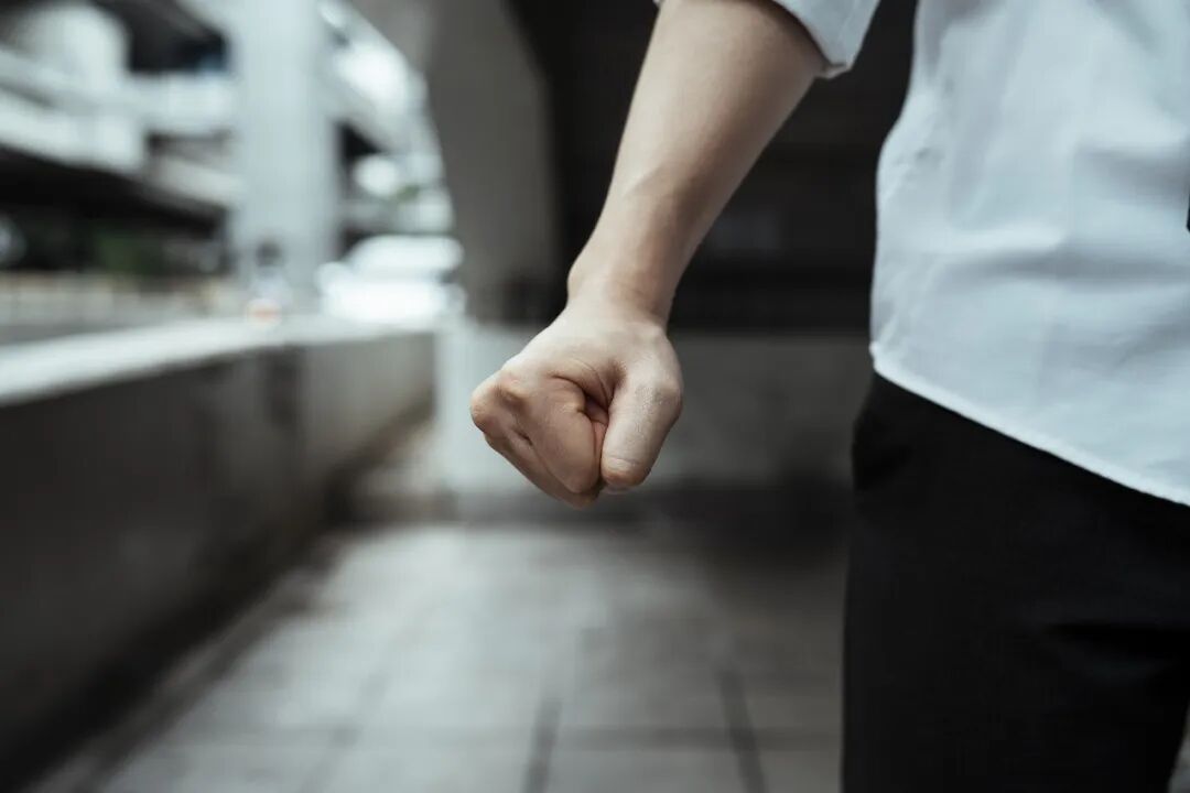 经理受“砍头”手势威逼，中企项目被迫出让停产