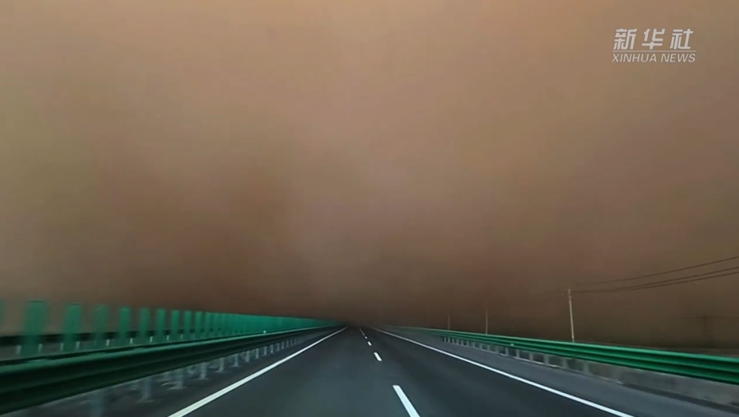 新疆多地遭遇强沙尘暴，数十米高沙墙扑面而来，“天瞬间就黑了”，多趟列车受影响晚点或停运