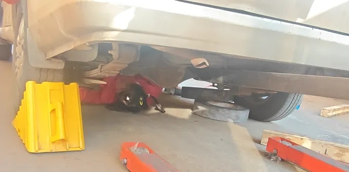 后怕！车轮内侧有个娃！哥哥急忙喊家长......