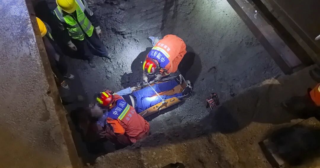 一男子夜骑掉入三米深坑，北京消防紧急救援