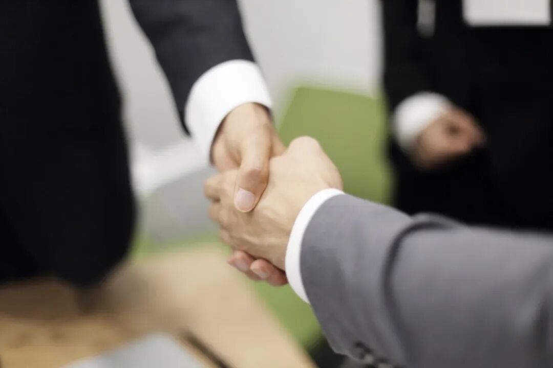 经理受“砍头”手势威逼，中企项目被迫出让停产