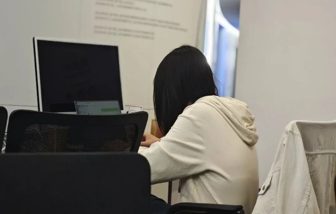 长期低头的人，身体正在经历什么？医生：坚持抬头，5大好处不请自来