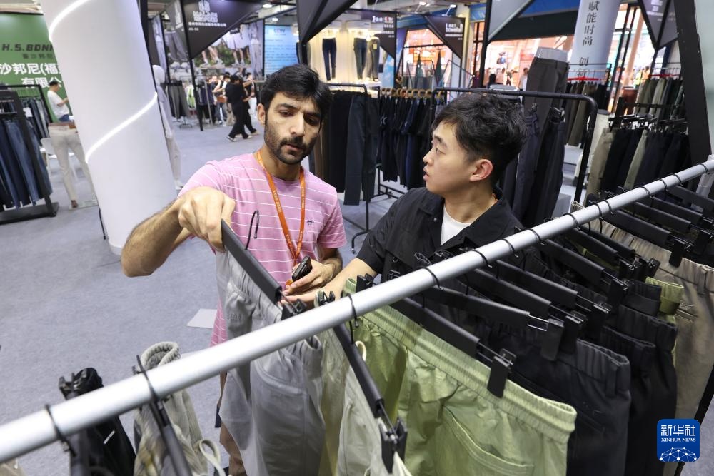 第二十八届海峡两岸纺织服装博览会在福建石狮开幕