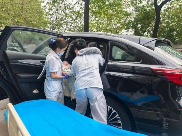 “我儿媳在车上生了！” 广州一家婆冲进医院求助，医护上演“极速救护”，母子平安