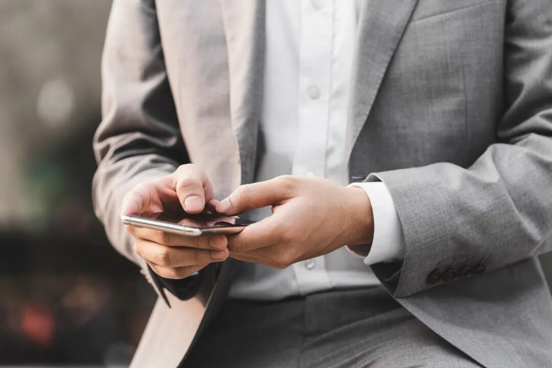 经理受“砍头”手势威逼，中企项目被迫出让停产