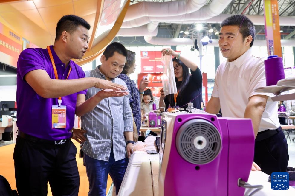 第二十八届海峡两岸纺织服装博览会在福建石狮开幕