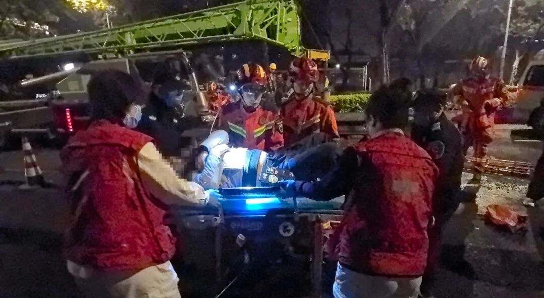 一男子夜骑掉入三米深坑，北京消防紧急救援