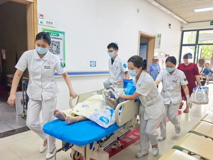 “我儿媳在车上生了！” 广州一家婆冲进医院求助，医护上演“极速救护”，母子平安