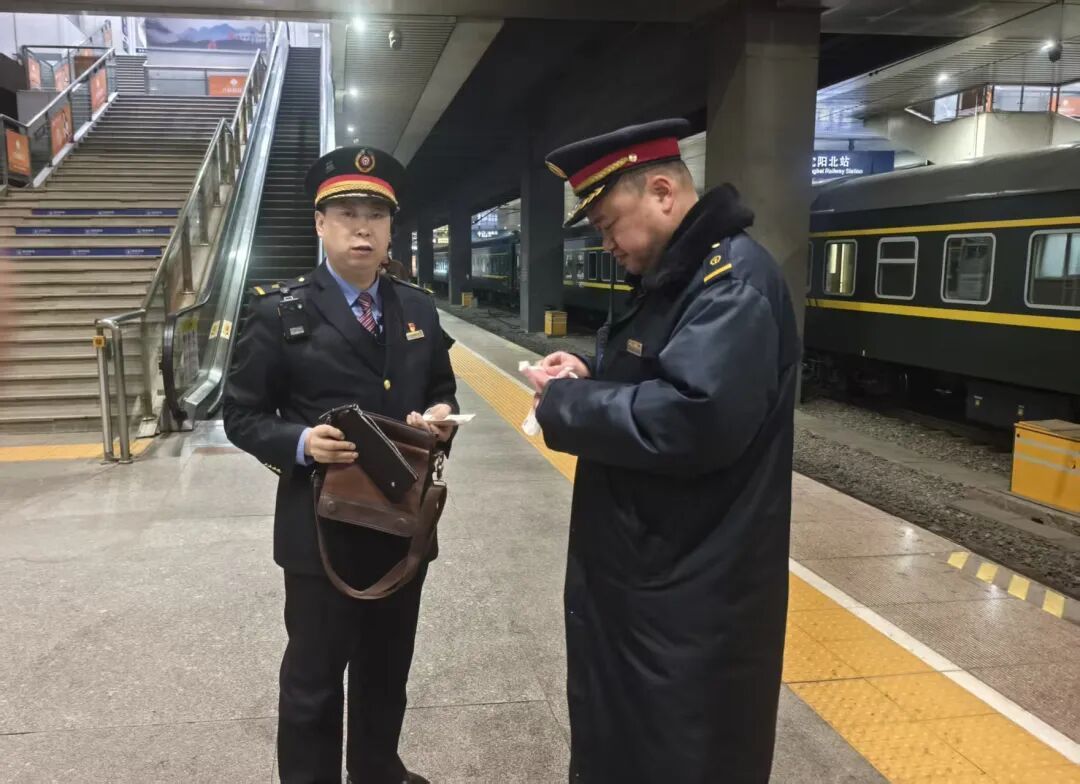 谁的包？T297次列车一翻，工作人员都愣住了！