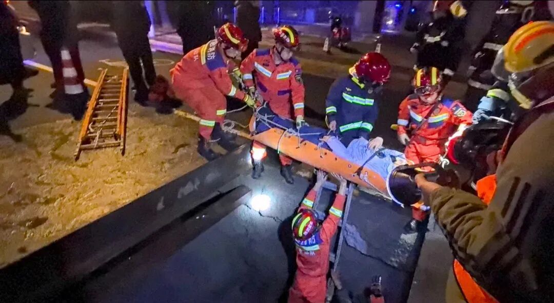 一男子夜骑掉入三米深坑，北京消防紧急救援
