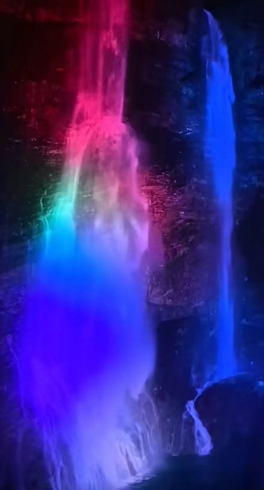 500余名游客夜爬江西庐山三叠泉，游客：第一次看到灯光照亮的瀑布，太值了