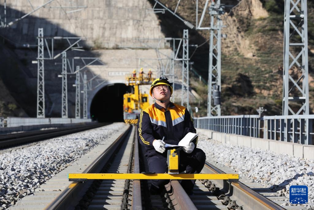 兰渝铁路甘肃段：接触网集中修作业保安全