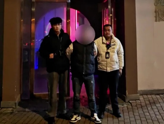 作案时“全副武装”，作案后“快速变装”，男子连换三套“皮肤”入室盗窃