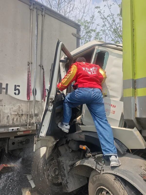 武汉三环线突发！司机满脸是血，被卡车内动弹不得，快递小哥猛地踹开车窗玻璃……