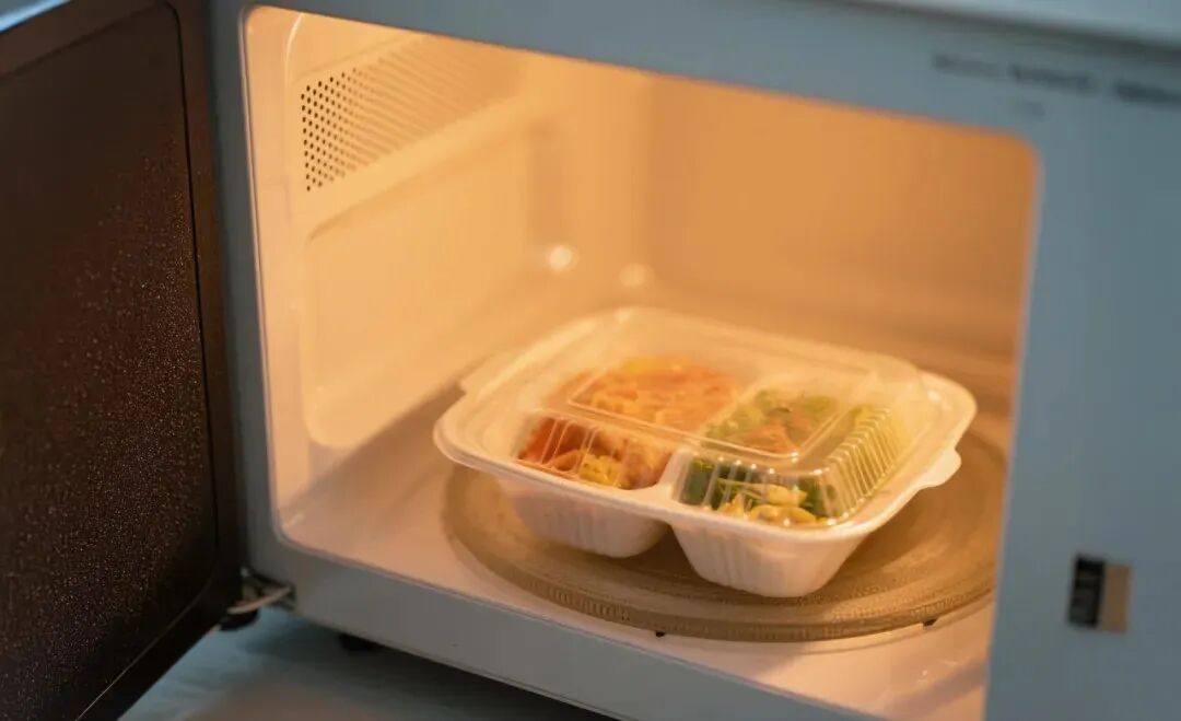 这样用微波炉热菜，相当于在给自己“下毒”！
