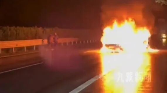 云南一高速突发车祸！两男子火海救人，刚转移伤者车就炸了……