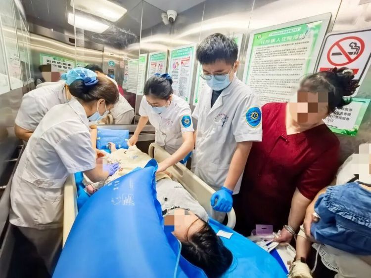 “我儿媳在车上生了！” 广州一家婆冲进医院求助，医护上演“极速救护”，母子平安