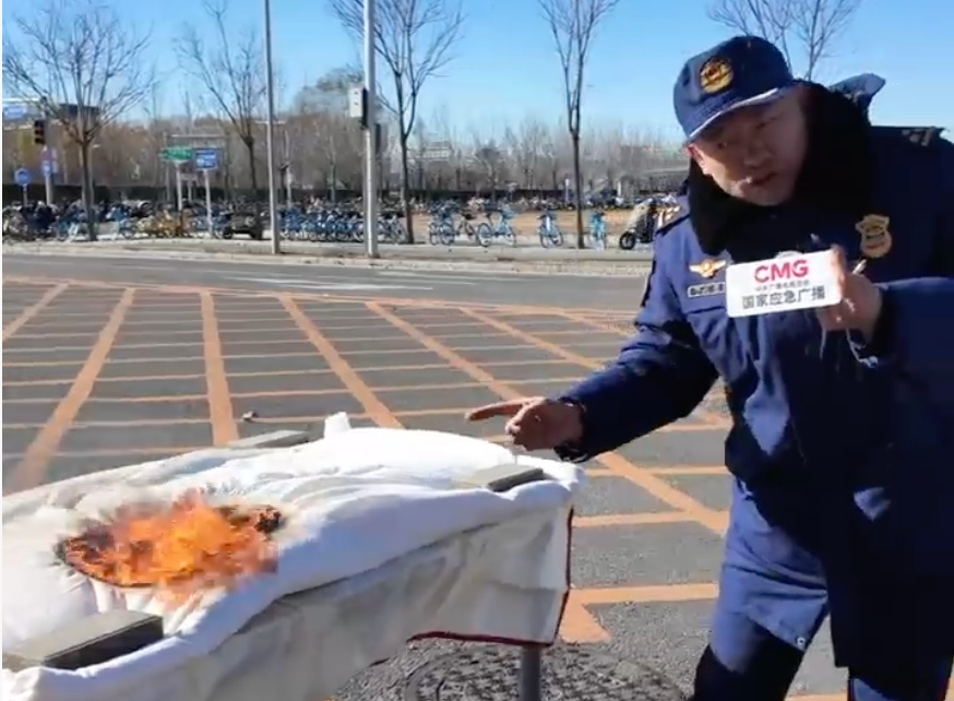 发现楼上邻居这样做，请立刻报警