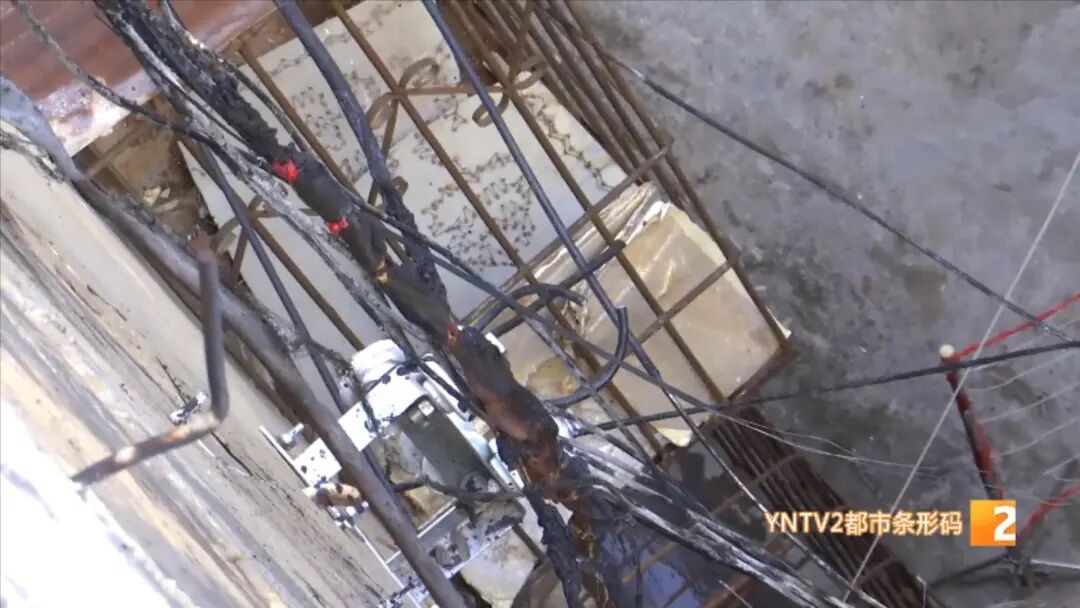 浓烟滚滚、火光冲天！昆明一城中村发生火情，电线连片起火，起因竟是……