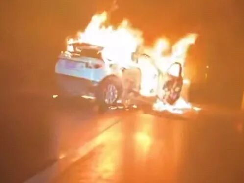 云南一高速突发车祸！两男子火海救人，刚转移伤者车就炸了……