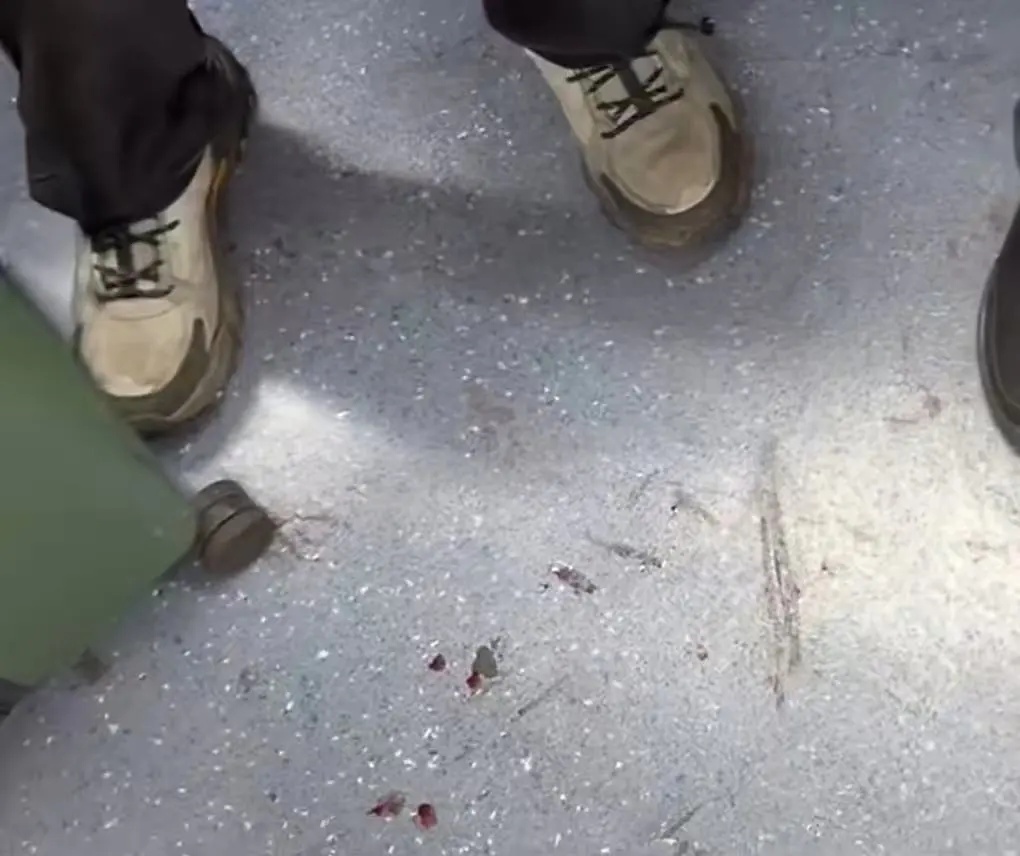 地铁内男子携带拉杆箱不断有血渍渗出，真相来了