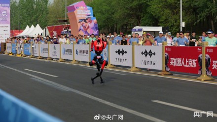 2026人形机器人半马鸣枪开跑