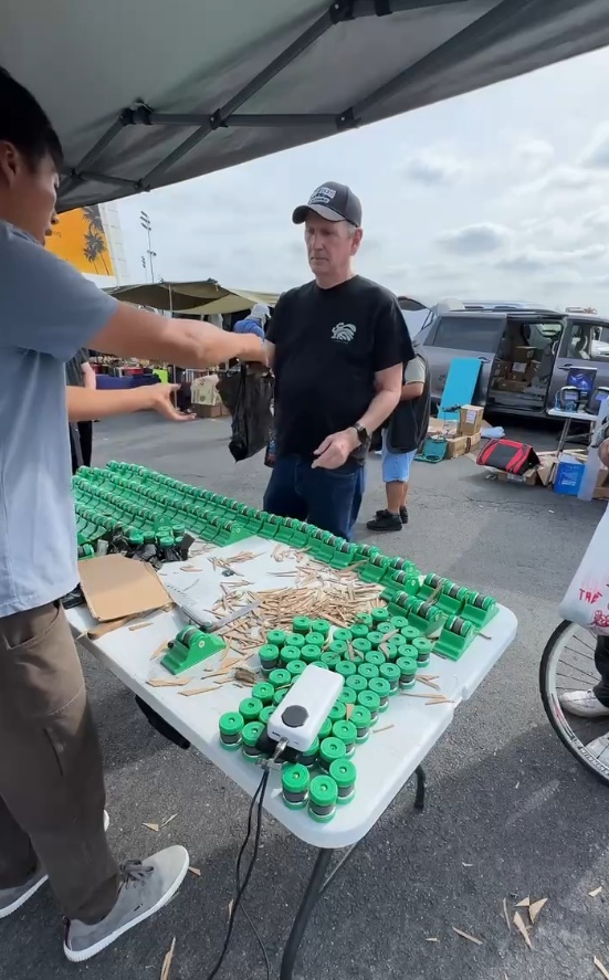 “绝对good！”河南男子在美国摆摊卖磨刀器：义乌进价1块卖5美金，月入1万美金