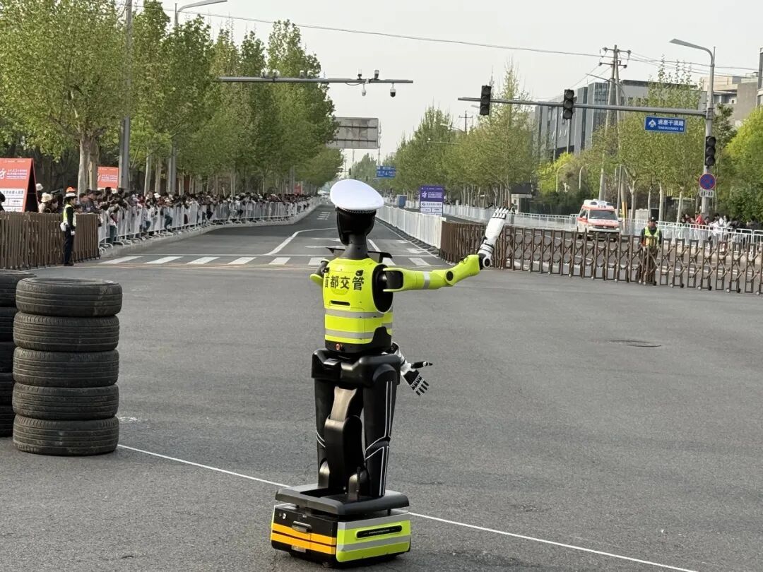 警号JQR001，正式上岗！