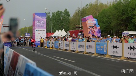 2026人形机器人半马鸣枪开跑