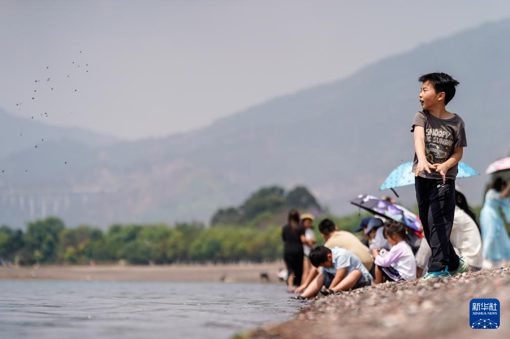 云南抚仙湖：碧水漾清波 湖光醉游人