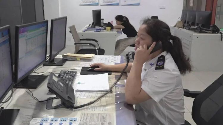 广东一学生上课时突然倒地停止呼吸，120调度员隔空指导老师实施胸外按压