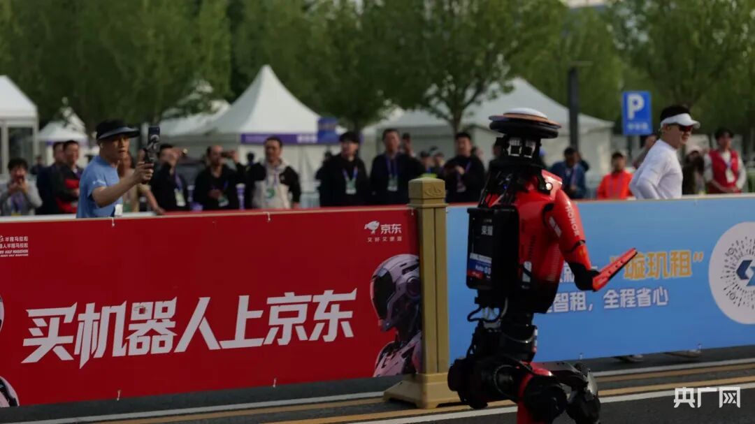 人形机器人半程马拉松冠军出炉！是它！