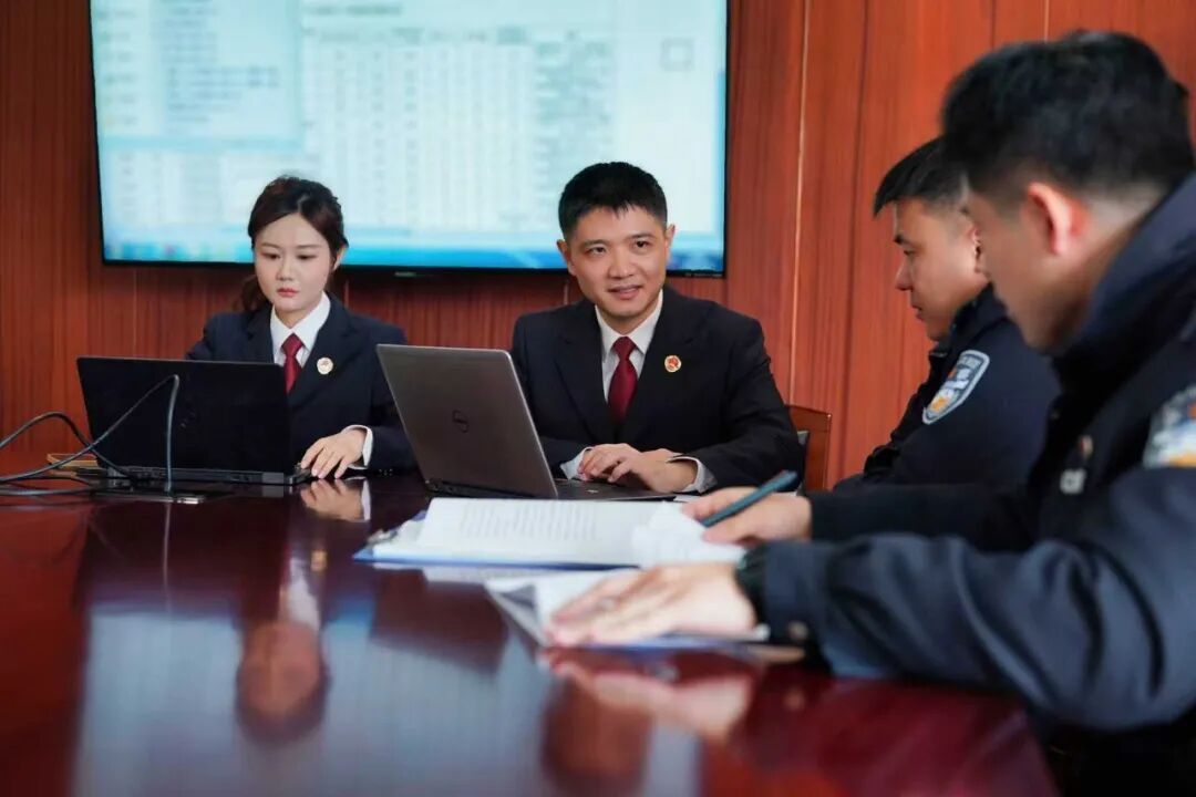 妈妈介绍的“完美恋人”竟是诈骗犯！警惕亲情背书下的“杀猪盘”