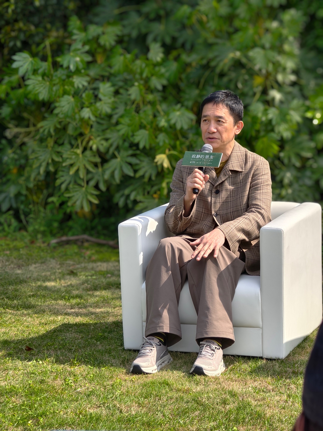 《寂静的朋友》主创到上海：梁朝伟和银杏树演对手戏，i人这次拍舒服了