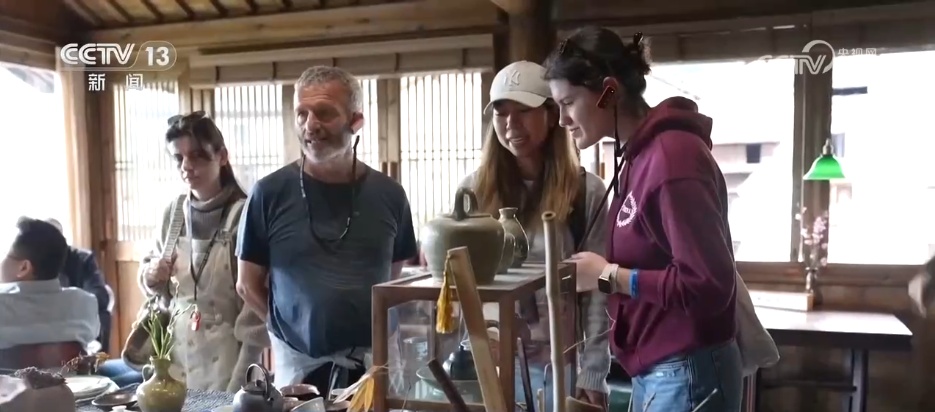 “宝藏小城”破圈吸引外国游客沉浸式体验 入境游版图加速“下沉”