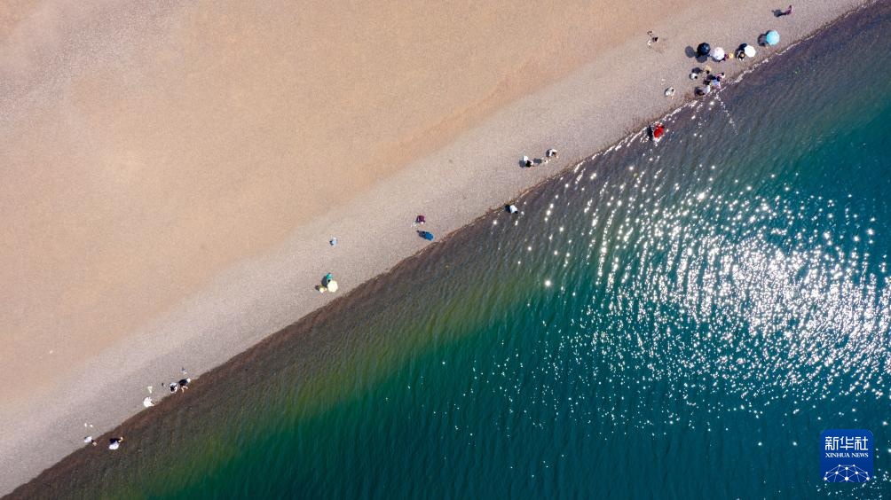 云南抚仙湖：碧水漾清波 湖光醉游人