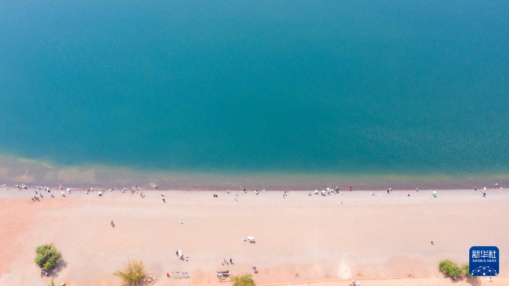 云南抚仙湖：碧水漾清波 湖光醉游人